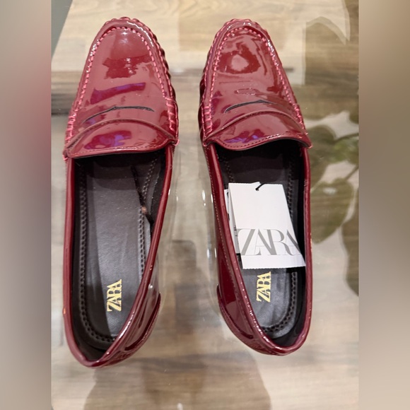 ZaraWomen’s Glossy Merlot Slip-On Loafers NWT Size 8 - Picture 3 of 6